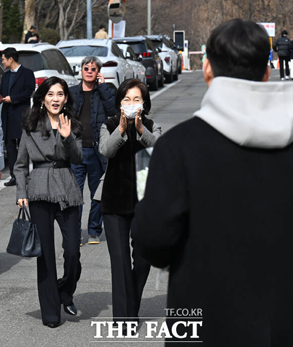 이부진 호텔신라 사장(왼쪽)과 홍라희 리움미술관 명예관장이 26일 서울 관악구 서울대학교 2026학년도 입학식에 참석해 이 사장의 아들 임동현 군의 입학을 축하하고 있다. /이새롬 기자