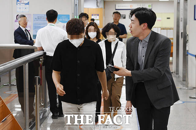 방송인 박수홍 친형 박진홍 씨가 17일 오후 서울 서초구 서울고등법원에서 열린 '출연료 등 62억 원을 횡령한 혐의' 관련 첫 항소심 공판에 출석하고 있다. /장윤석 기자