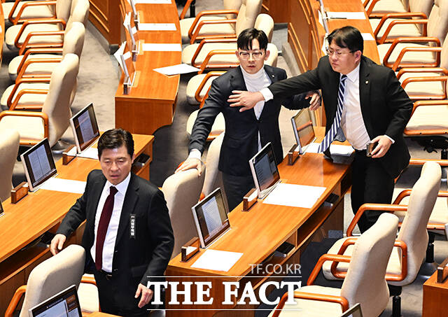 박충권 국민의힘 의원(윗쪽)이 26일 서울 여의도 국회에서 열린 제432회 국회(임시회) 제8차 본회의에 참석해 본인을 향해 “야 임마”라고 발언한 박선원 더불어민주당 의원(아랫쪽)에게 항의를 하고 있다. /국회=배정한 기자