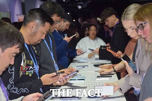 25일(현지시간) 미국 샌프란시스코 팰리스 오브 파인 아트에서 개최된 '갤럭시 언팩 2026(Galaxy Unpacked 2026)' 행사 현장에 마련된 제품 체험 공간에서 방문객들이 '갤럭시S26' 시리즈를 다뤄보고 있다. /샌프란시스코=우지수 기자