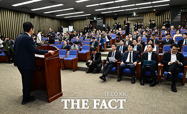 한병도 더불어민주당 원내대표가 26일 오후 서울 여의도 국회에서 열린 의원총회에 참석해 모두발언을 하고 있다. /국회=배정한 기자