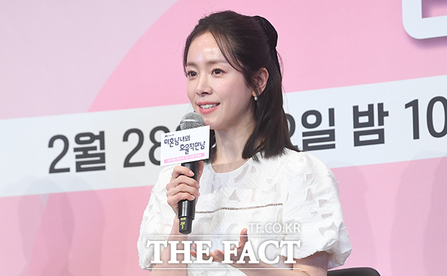 배우 한지민이 26일 오후 서울 구로구 더링크호텔에서 열린 JTBC 새 토일드라마 '미혼남녀의 효율적 만남' 제작발표회에 참석해 발언하고 있다. /박상민 기자