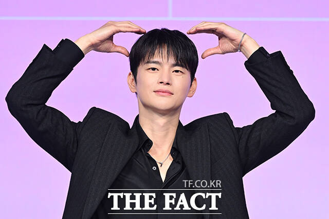 김정식 감독과 블랙핑크 지수, 배우 서인국(왼쪽부터)이 26일 오전 서울 종로구 JW 메리어트 동대문 스퀘어에서 열린 넷플릭스 새 시리즈 ‘월간남친’ 제작발표회에 참석해 포즈를 취하고 있다. /김성렬 기자