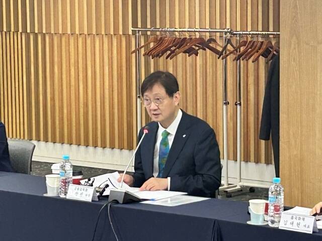 이찬진 금융감독원장이 광화문 생명보험교육문화센터에서 진행한 보험사 CEO 간담회에 참석해 모두발언을 하고 있다. /김정산 기자