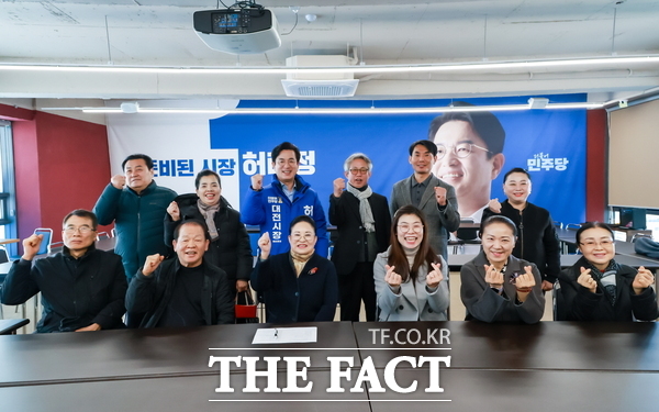 허태정 대전시장 예비후보가 26일 오전 대전국악협회 관계자들과 간담회를 가진 뒤 기념촬영을 하고 있다. /허태정 예비후보 캠프 제공