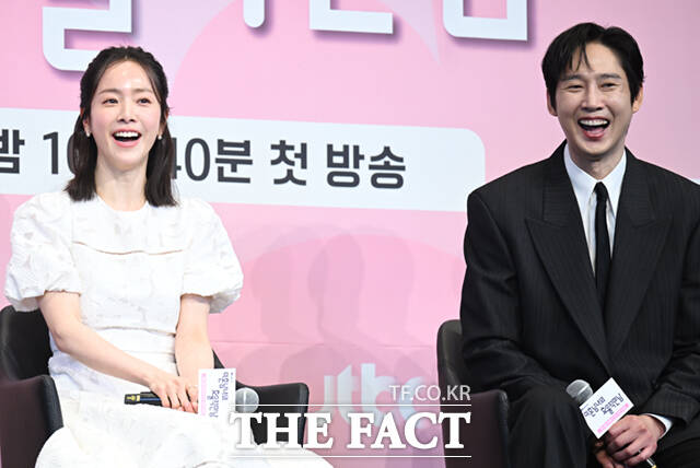 배우 한지민이 26일 오후 서울 구로구 더 링크호텔 서울에서 열린 JTBC 새 토일드라마 '미혼남녀의 효율적 만남' 제작발표회에 참석해 박경림(왼쪽)과 박성훈의 에스코트를 받으며 퇴장하고 있다. /이새롬 기자