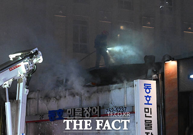 26일 오후 서울 중구 북창동의 한 식당에서 화재가 발생한 가운데 소방대원들이 화재를 진압하고 있다. /박헌우 기자
