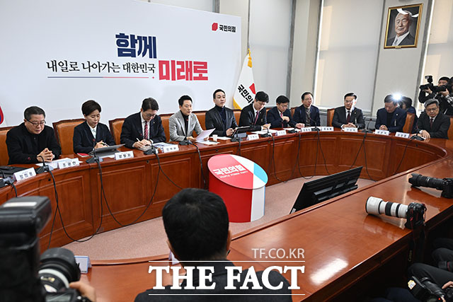 '원내대표 없는 최고위원회의' 속 타는 장 대표.