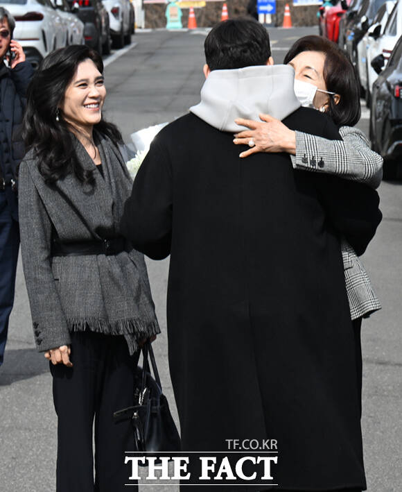 이부진 호텔신라 사장(왼쪽)과 홍라희 리움미술관 명예관장이 26일 서울 관악구 서울대학교 2026학년도 입학식에 참석해 이 사장의 아들 임동현 군의 입학을 축하하고 있다. /이새롬 기자