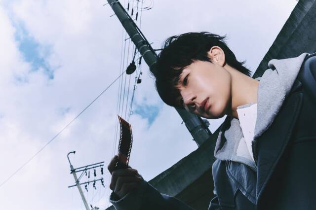 김성규의 여섯 번째 미니앨범 'OFF THE MAP'의 타이틀곡 '널 떠올리면'은 밴드 넬의 김종완이 작사·작곡·편곡을 맡았다. 김성규가 김종완과 협업한 것은 5년 만이다./빌리언스