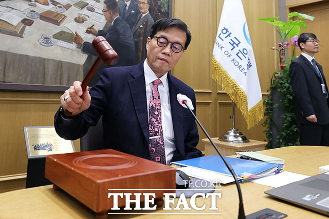 이창용 한국은행 총재가 26일 서울 중구 한국은행 본관에서 열린 금융통화위원회 본회의에서 의사봉을 두드리고 있다. /사진공동취재단