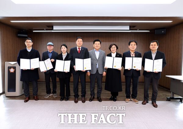 대전시 유성구의회가 26일 여성용, 최옥술 의원을 비롯해 세무사, 회계사, 대전시 전 공직자 등 총 7명을 2025 회계연도 결산검사위원으로 선임하고 위촉장을 수여하고 있다. /대전시 유성구의회