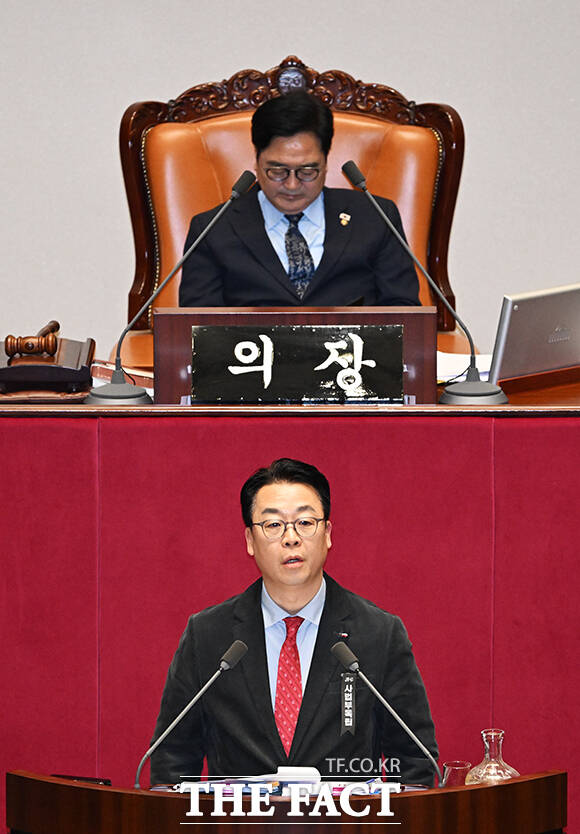 곽규택 국민의힘 의원이 26일 서울 여의도 국회에서 열린 제432회 국회(임시회) 제8차 본회의에 참석해 헌법재판소법 일부개정법률안(재판소원법)에 대한 무제한토론(필리버스터)를 하고 있다. /국회=배정한 기자