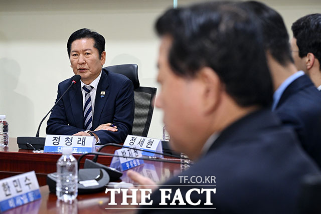 한반도평화신전략위원회 출범식에 참석해 인사말 하는 정 대표.