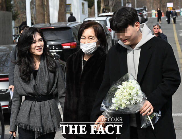 이부진 호텔신라 사장(왼쪽)과 홍라희 리움미술관 명예관장이 26일 서울 관악구 서울대학교 2026학년도 입학식에 참석해 이 사장의 아들 임동현 군의 입학을 축하하고 있다. /이새롬 기자