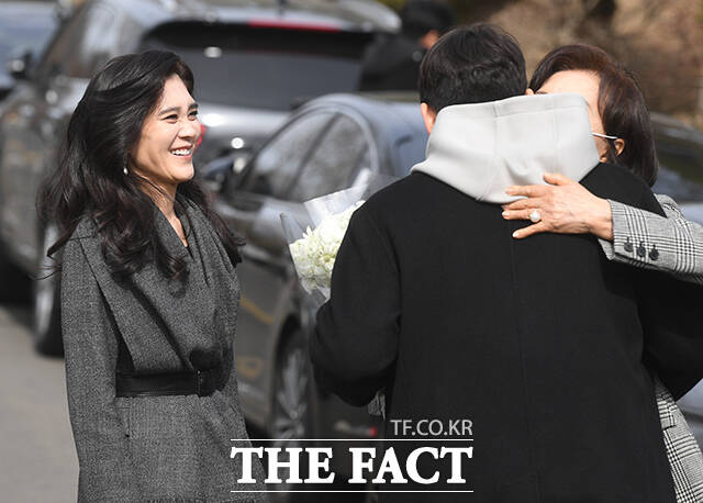 이부진 호텔신라 사장의 아들 임동현 군(왼쪽)이 입학식에 친구들과 웃으며 들어가고 있다.