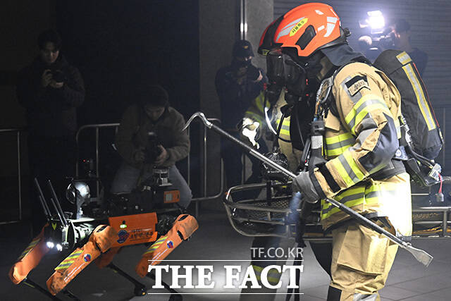 '미래형 재난대응 체계' 공개 시연 행사에서 저상소방차가 방수를 하고 있다.