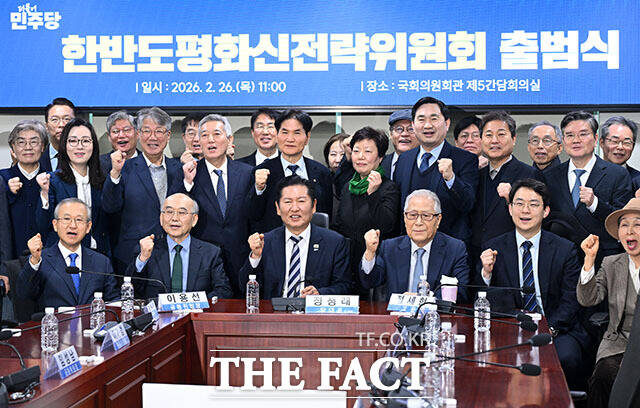 한반도평화신전략위원회 출범식에 참석해 인사말 하는 정 대표.