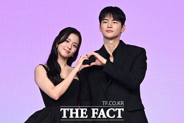 김정식 감독과 블랙핑크 지수, 배우 서인국(왼쪽부터)이 26일 오전 서울 종로구 JW 메리어트 동대문 스퀘어에서 열린 넷플릭스 새 시리즈 ‘월간남친’ 제작발표회에 참석해 포즈를 취하고 있다. /김성렬 기자