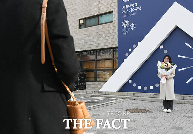 26일 오전 서울 관학구 서울대학교에서 입학식이 열린 가운데 한 입학생 가족이 사진을 찍고 있다. /박상민 기자
