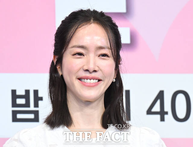 배우 한지민이 26일 오후 서울 구로구 더 링크호텔 서울에서 열린 JTBC 새 토일드라마 '미혼남녀의 효율적 만남' 제작발표회에 참석해 박경림(왼쪽)과 박성훈의 에스코트를 받으며 퇴장하고 있다. /이새롬 기자