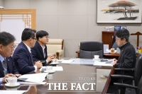  변광용 거제시장, 거제-가덕도신공항 연결철도 10만 명 서명부 전달