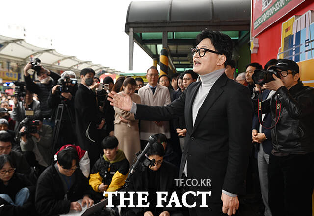 한동훈 전 국민의힘 대표가 27일 오후 대구 중구 서문시장을 방문하고 있다. /대구=박헌우 기자