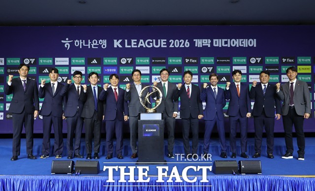 2026시즌 K리그1 우승컵을 앞에 두고 선전을 다짐하고 있는 K리그1 12개팀 감독들./K리그