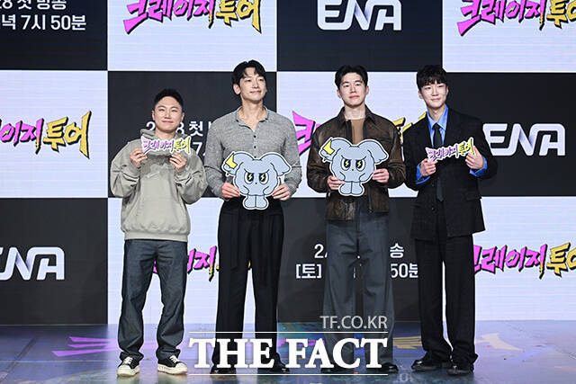 여행 유튜버 빠니보틀과 가수 비, 배우 김무열, 그룹 위너의 이승훈(왼쪽부터)이 27일 오후 서울 마포구 상암DMC 푸르지오 S-city에서 열린 ENA 새 예능프로그램 ‘크레이지 투어’ 제작발표회에 참석해 포즈를 취하고 있다. /서예원 기자