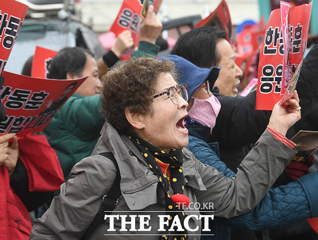 한동훈 전 국민의힘 대표가 27일 오후 대구 서문시장 방문을 앞둔 가운데 한 전 대표를 지지하는 시민들과 반대하는 시민들이 집회를 하고 있다. /대구=박상민 기자
