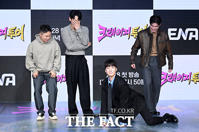 단체 촬영 도중에도 '깡' 넘치는 포즈.