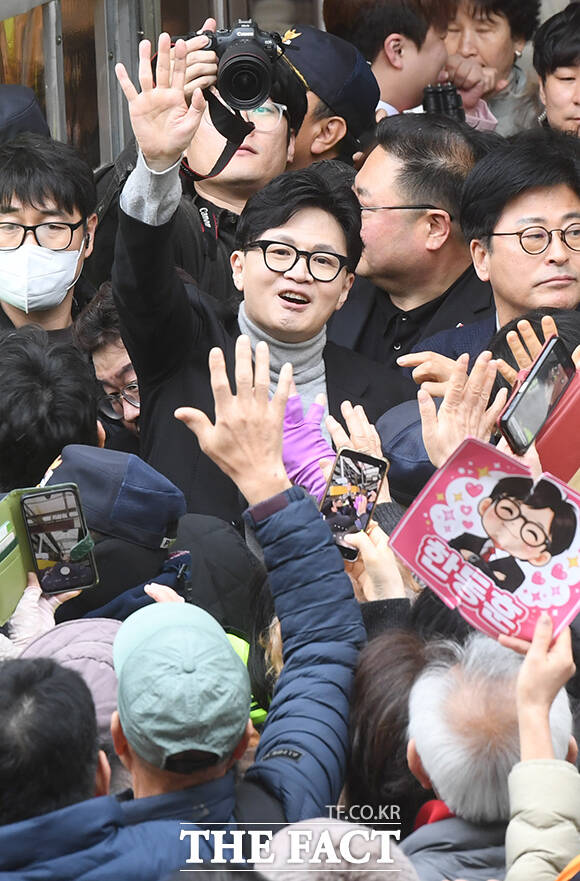 한동훈 전 국민의힘 대표가 27일 오후 대구 서문시장을 찾아 시민들과 인사를 나누고 있다. /대구=박상민 기자