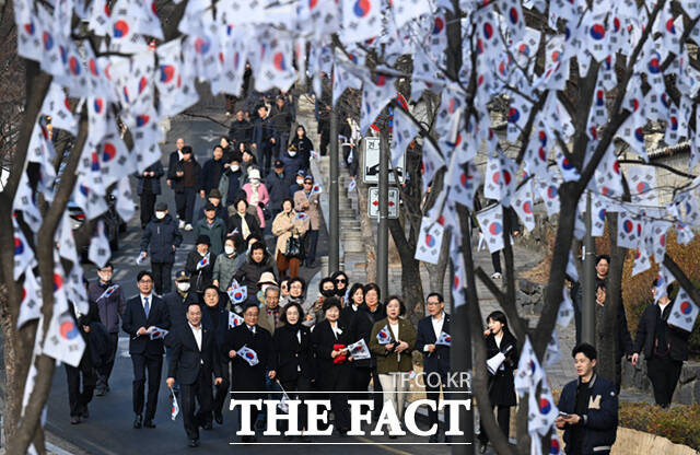 박희영 용산구청장과 보훈가족들이 27일 서울 용산구 효창공원 내 의열사 참배를 마친 뒤 태극기거리를 행진하며 만세삼창을 외치고 있다.