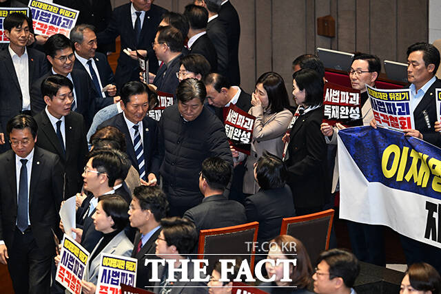 국민의힘 의원들이 27일 서울 여의도 국회에서 열린 제432회 국회(임시회) 제8차 본회의에 참석해 헌법재판소법 일부개정법률안(대안)에 대한 무제한 토론 종결동의의 건 투표 도중 피켓시위를 하고 있다. /국회=배정한 기자