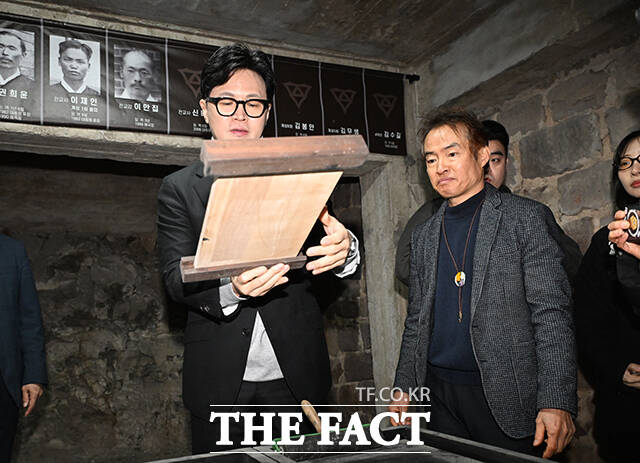 한동훈 전 국민의힘 대표(왼쪽 세 번째)가 장영중 계성중학교장(왼쪽 두 번째)의 설명을 듣고 있다.