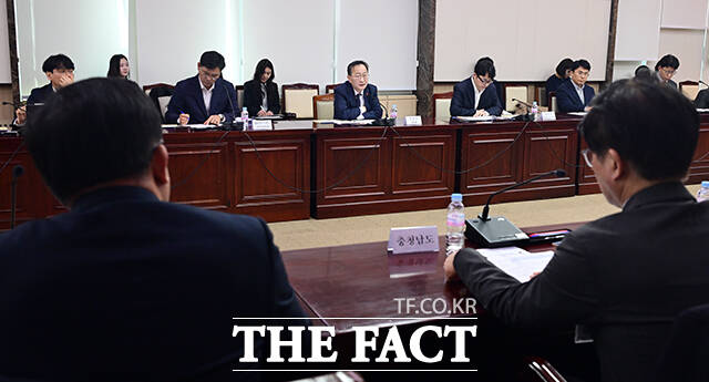 김남중 통일부 차관이 27일 오전 서울 종로구 정부서울청사에서 열린 2026 지방자치단체 남북교류협회 정책협의회에 참석해 모두발언을 하고 있다. /임영무 기자