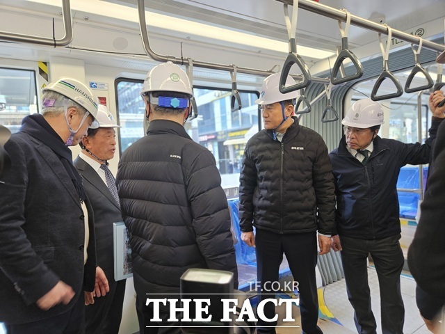 27일 오후 오세훈 서울시장과 관계자들이 위례선 트램 105정거장에 정차한 트램 내부를 점검하고 있다. /김명주 기자
