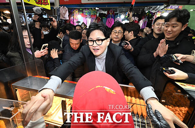 한동훈 전 국민의힘 대표가 27일 오후 대구 중구 서문시장을 찾아 상인들과 인사하고 있다. /대구=박헌우 기자