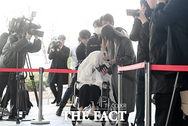 마약류관리법 위반 및 도로교통법상 약물운전 혐의를 받는 30대 여성 A씨가 27일 오전 서울 마포구 서울서부지방법원에서 열린 구속 전 피의자 신문에 출석하고 있다. /서예원 기자