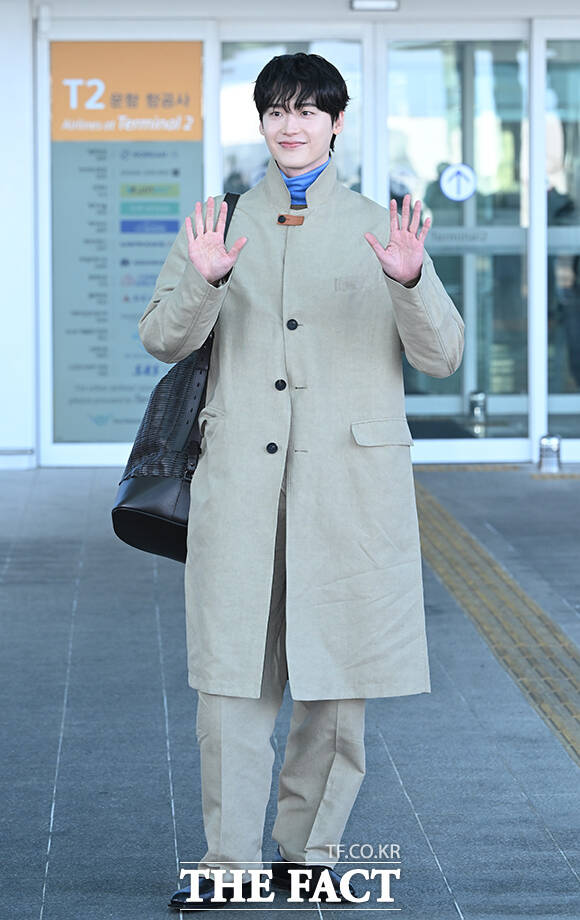 배우 이종석이 27일 인천국제공항에서 ‘페라가모 26FW 패션쇼’ 참석을 위해 이탈리아 밀라노로 출국하며 포즈를 취하고 있다. /인천국제공항=김성렬 기자