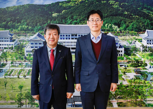 남한권 울릉군수(왼쪽)가 27일 경북도청을 긴급 방문해 황명석 행정부지사와 면담후 기념사진을 찍고있다. /울릉군