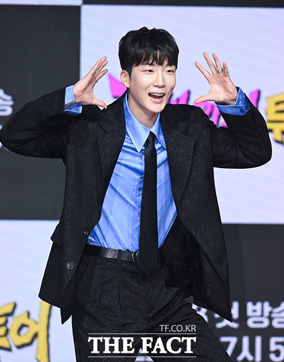 위너의 이승훈이 포즈를 취하고 있다.