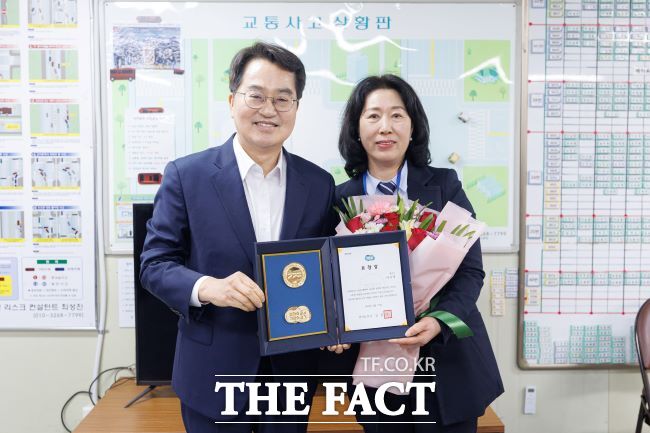 김동연 경기도지사(사진 왼쪽)가 중국인 유학생을 구한 용인 마을버스 기사 이시영 씨에게 도지사 표창을 전달하고 함께 기념 촬영을 하고 있다. /경기도