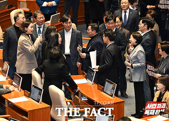 피켓 시위를 촬영하는 이해민 조국혁신당 의원에게 다가가는 서명옥 국민의힘 의원.