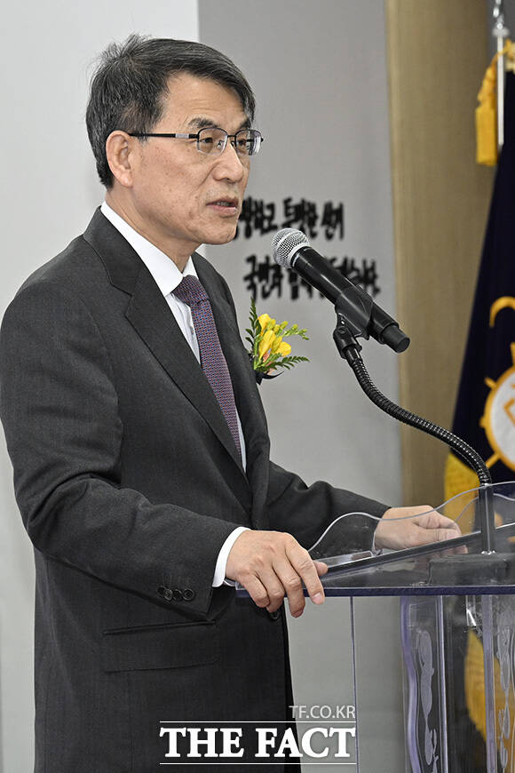 노태악 선관위원장이 선거 장비를 점검하고 있다.