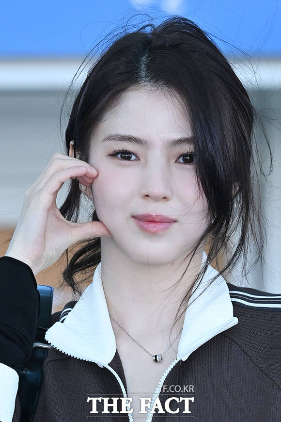 배우 한소희가 27일 인천국제공항에서 ‘휠라(FILA) 26FW 패션쇼’ 참석을 위해 이탈리아 밀라노로 출국하고 있다. /인천국제공항=김성렬 기자