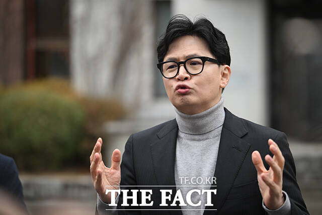 한동훈 전 국민의힘 대표(왼쪽 세 번째)가 장영중 계성중학교장(왼쪽 두 번째)의 설명을 듣고 있다.