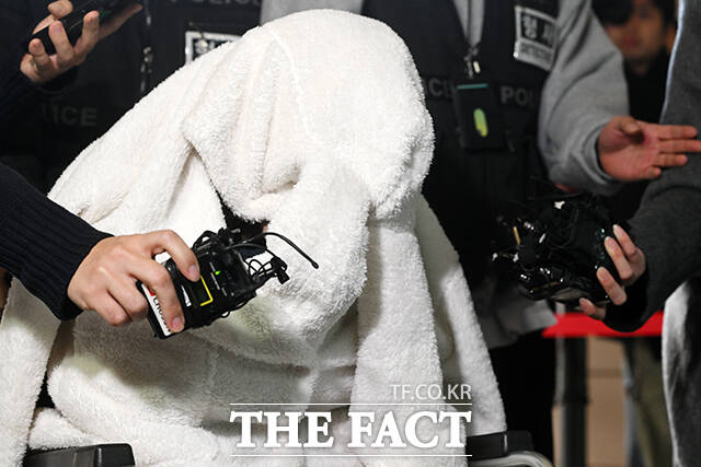 마약류관리법 위반 및 도로교통법상 약물운전 혐의를 받는 30대 여성 A씨가 27일 오전 서울 마포구 서울서부지방법원에서 열린 구속 전 피의자 신문에 출석하고 있다. /서예원 기자