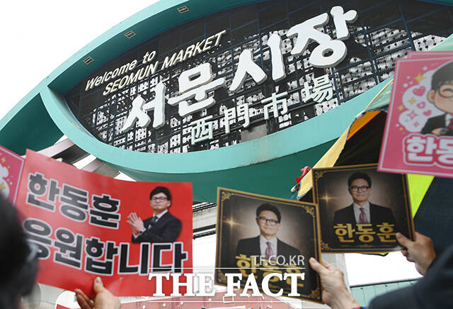 한동훈 전 국민의힘 대표가 27일 오후 대구 서문시장을 찾아 시민들과 인사를 나누고 있다. /대구=박상민 기자