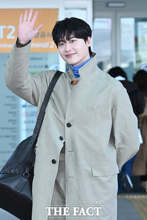 배우 이종석이 27일 인천국제공항에서 ‘페라가모 26FW 패션쇼’ 참석을 위해 이탈리아 밀라노로 출국하며 포즈를 취하고 있다. /인천국제공항=김성렬 기자